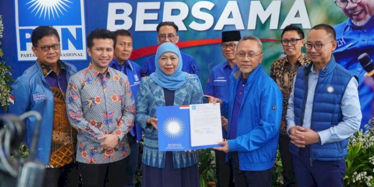 Ketua Umum PAN Zulkifli Hasan menyerahkan surat keputusan (SK) dukungan kepada Khofifah Indar Parawansa-Emil Elestianto Dardak/RMOL