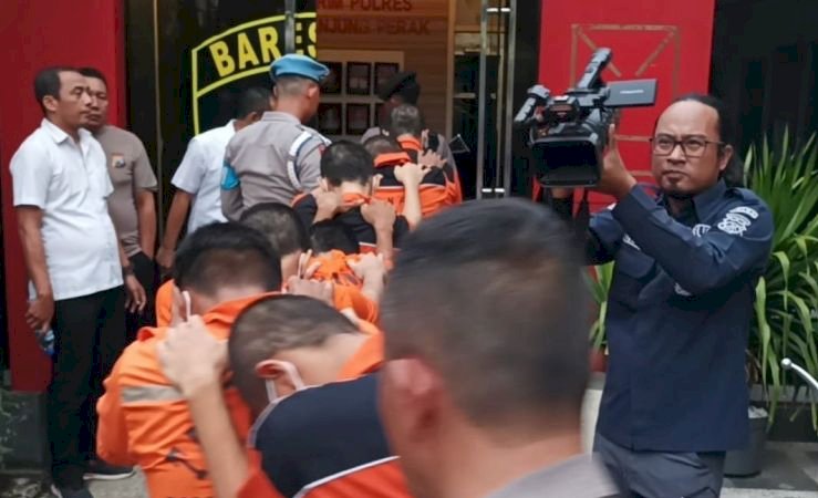 Para tersangka saat digiring polisi di Mapolres Tanjung Perak Surabaya/Antara