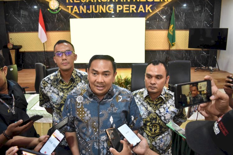 Teks foto: Teks foto: Kajari Tanjung Perak, Ricky Setiawan Anas didampingi Kasi Pidsus, Ananto Tri Sudibyo dan Kasi Intelijen, Jemmy Sandra/ist