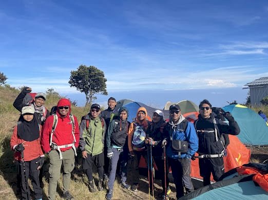 Karyawan SIER saat beristirahat di pos IV gunung Lawu