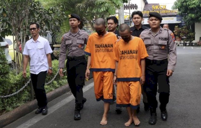 Dua tersangka kurir narkoba saat digiring polisi di Mapolres Malang/antara