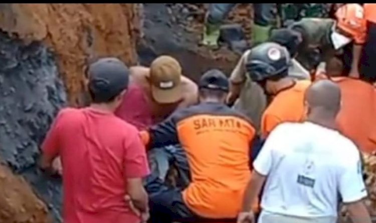 Proses evakuasi satu korban meninggal penambang pasir yang tertimbun longsor di kawasan penambangan pasir Kalibening, Lumajan/antara