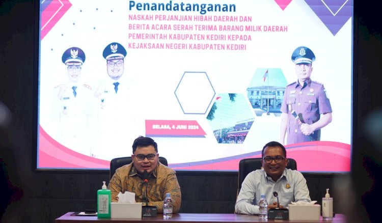 Bupati Kediri Hanindhito Himawan Pramana dan Kepala Kejari Kediri Chandra Eka Yustisia saat penandatanganan hibah tanah/RMOLJatim