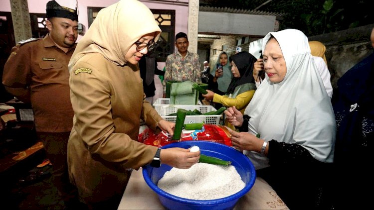 Caption: Bupati Ipuk meninjau sentra produksi lontong di Desa Karangsari, Sempu/Humas Pemkab Bwi
