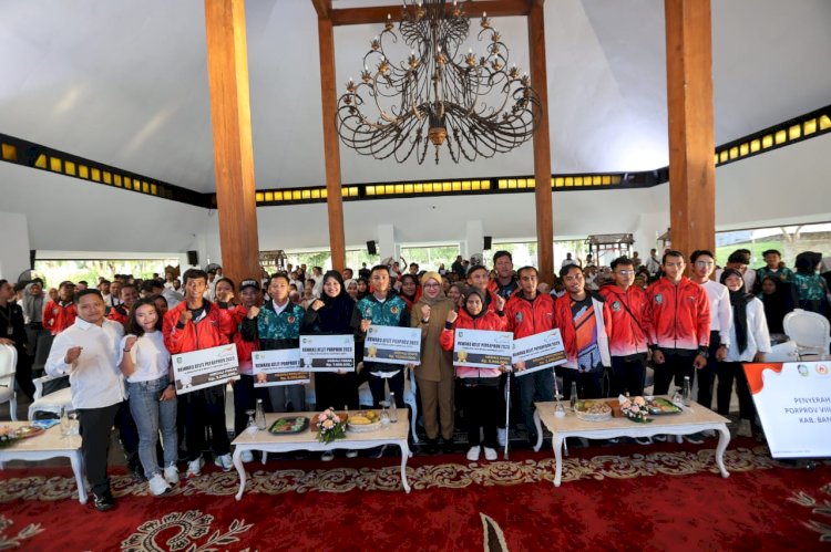Bupati Ipuk memberikan reward kepada para atlet peraih medali ajang Porprov dan Peparprov/Humas Pemkab Bwi