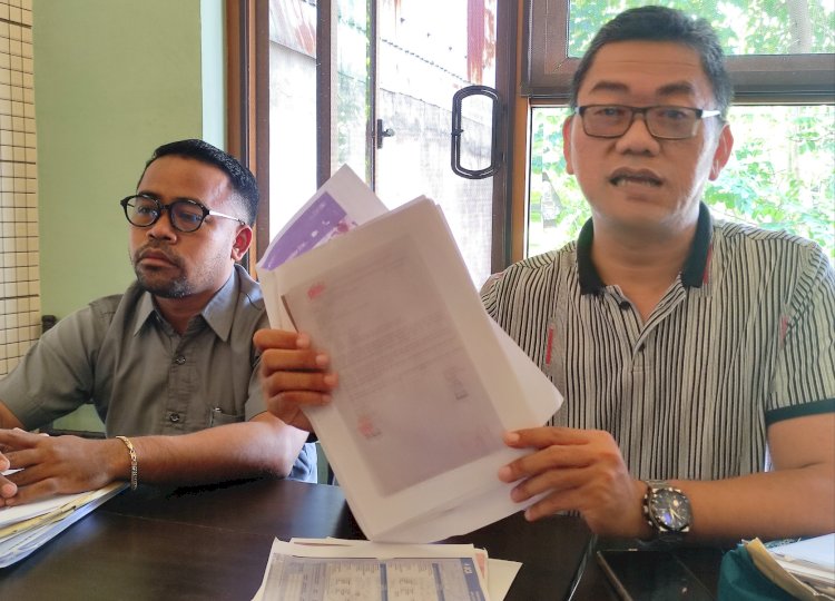 Kuasa Hukum Dalu E Prasetiyo (kiri) dan Pekerja Lepas Ferdian Adi Mulyo Mahendro/RMOLJatim