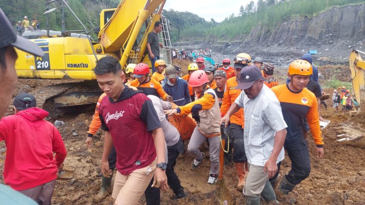 Tim SAR gabungan saat mengevakuasi korban tertimbun longsor di area tambang pasir Desa Pronojiwo/Ist