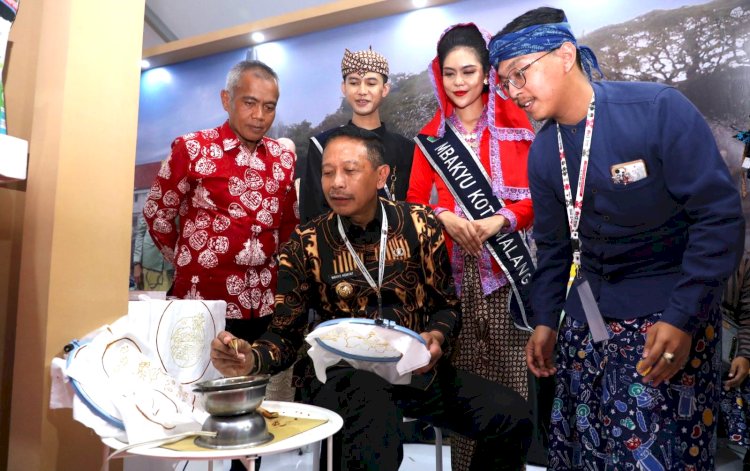 Pj Wali Kota Malang, Dr. Ir. Wahyu Hidayat MM (tengah) saat mencoba membatik/Ist