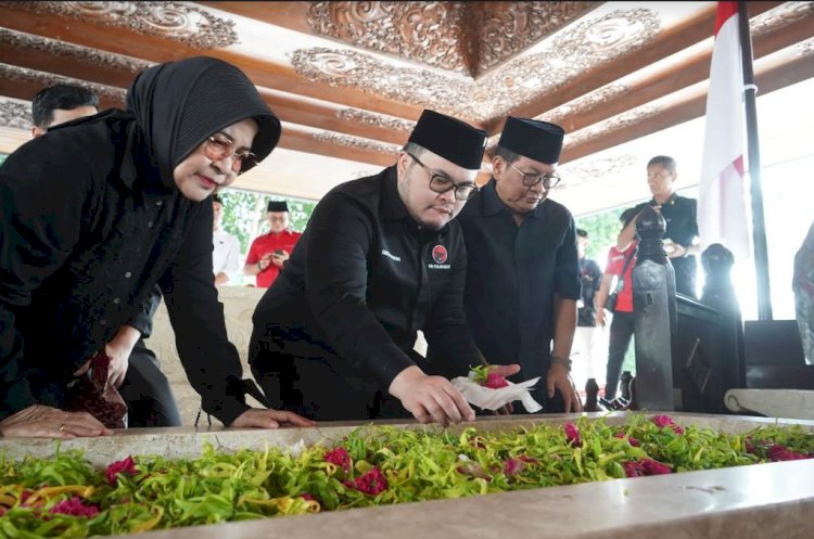 Bupati kediri saat ziarah ke makam bung karno di blitar