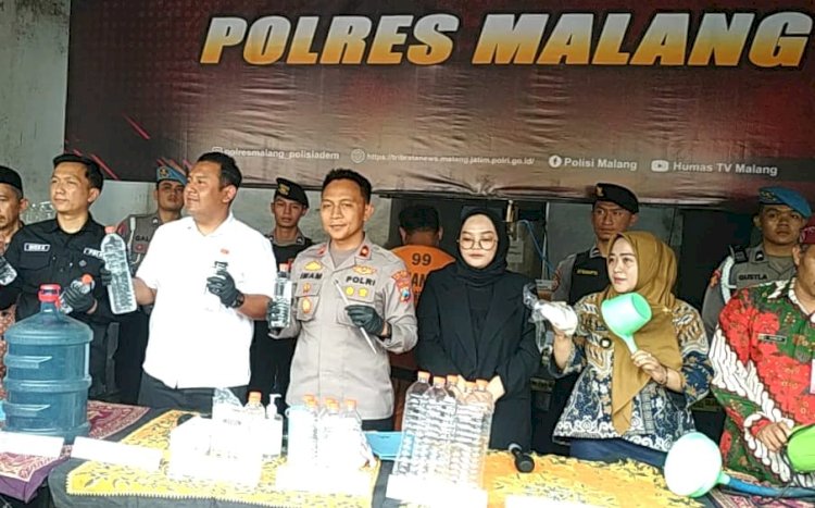 Polres Malang saat merilis pelaku dan barang bukti Miras ilegal/Ist