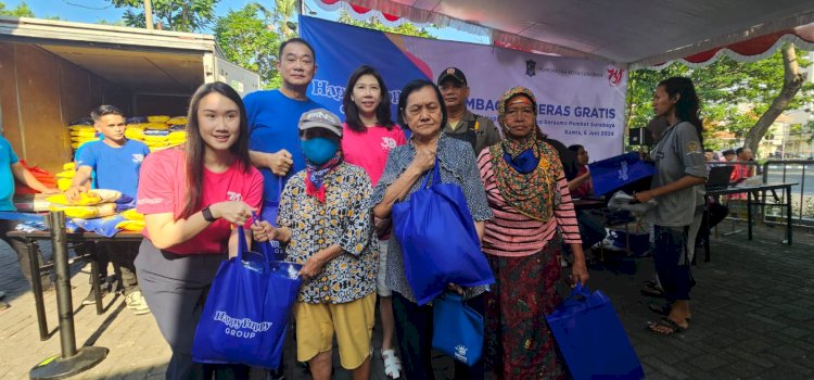 Steffiani Setyadji membagikan beras kepada masyarakat sekitar lokasi outlet Happy Puppy di Jalan Mayjend Sungkono/RMOLJatim