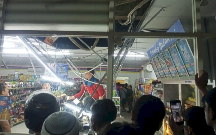 Pencuri yang gagal melarikan diri usai membobol mini market dan berhasil ditangkap/Ist