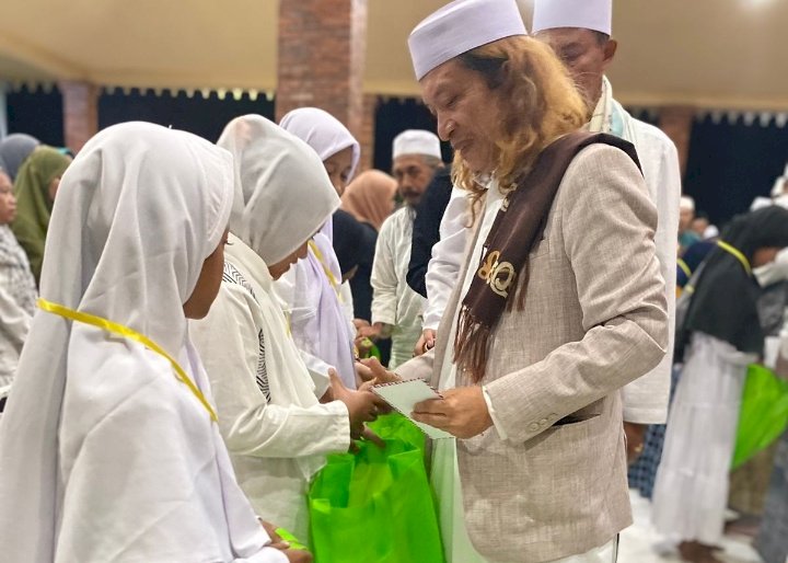 Gus Imam Machmudi saat berbagi dengan jamaah 