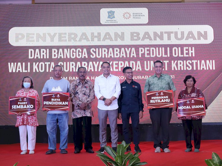 Teks foto: Wali Kota Eri memberikan bantuan kepada jemaat nasrani Oikumene, di Graha Sawunggaling/RMOLJatim