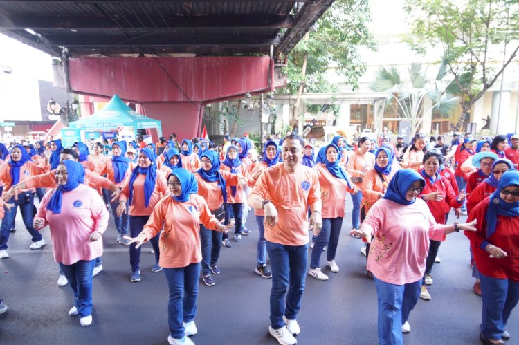 Teks foto: Wali Kota Eri mengikuti line dance/ist