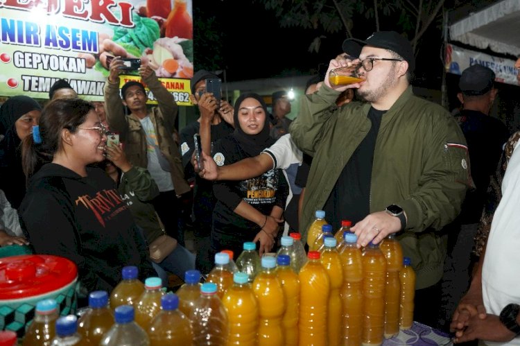 Bupati Kediri Hanindhito Himawan Pramana saat meminum jamu produksi UMKM di Wates/RMOLJatim