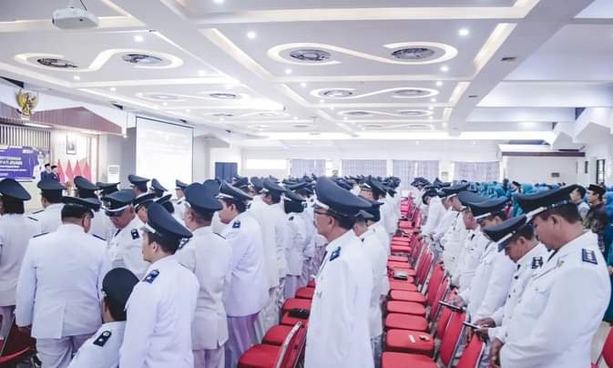 Bupati Jember Hendy Siswanto saat menyerahkan SK perpanjangan masa jabatan kepada 216 Kades di Aula PB Sudirman Jember/RMOLJatim