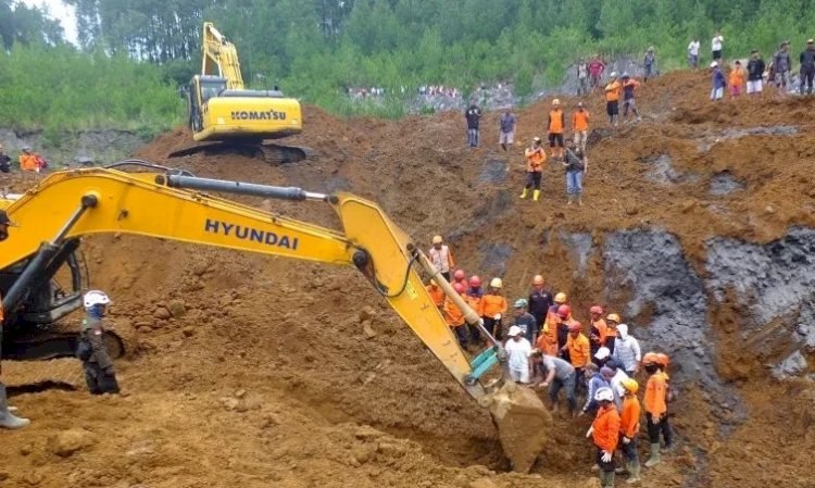 Operasi pencarian korban tertimbun longsor/Ist
