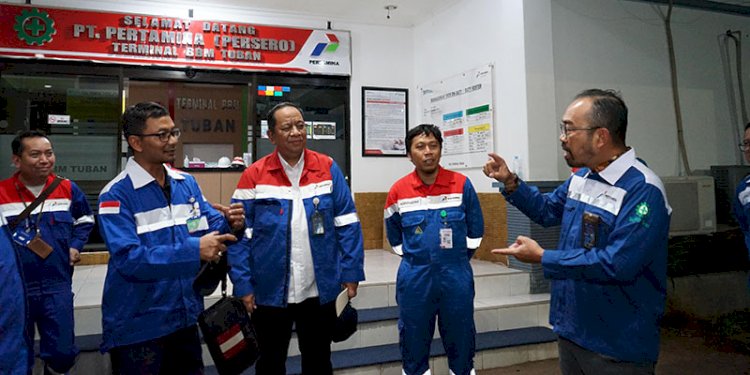 Direktur Utama PT Pertamina Patra Niaga, Riva Siahaan, saat melakukan pengecekan langsung kondisi Terminal BBM Tuban/Ist