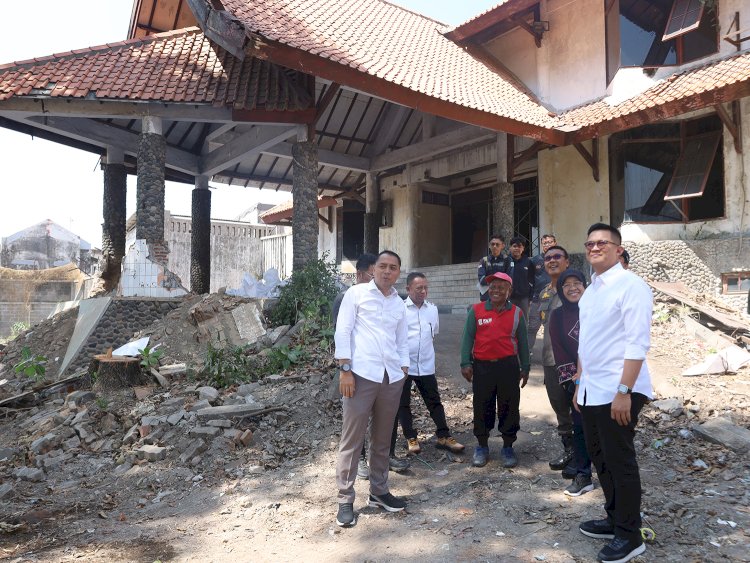 Teks foto: Wali Kota Eri meninjau percepatan revitalisasi Eks THR dan TRS/RMOLJatim