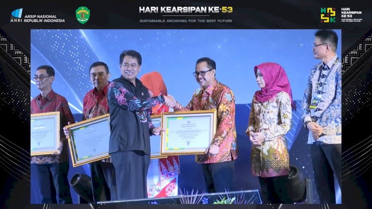 Sekda Surabaya Ikhsan menerima penghargaan dari ANRI/ist