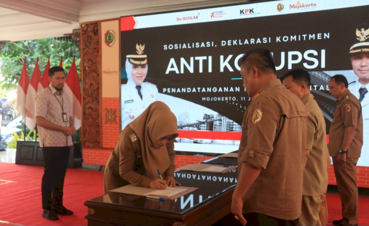 Penandatanganan pakta integritas anti korupsi di Pendopo Graha Maja Tama Pemkab Mojokerto/ist