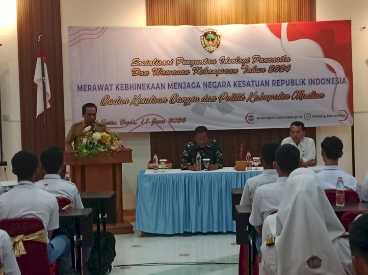 Kepala Bakesbangpol Kabupaten Madiun Mashudi saat membuka sosialisasi penguatan ideologi dan wawasan kebangsaan di hotel Setia Budi kota Madiun/RMOLJatim