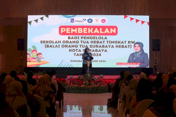 Teks foto: Pembekalan para pengelola SOTH di tingkat RW atau Balai Orang Tua Hebat, di Graha YKP Surabaya/ist
