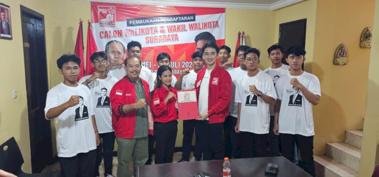 Richard bersama pendukungnya mengambil formulir cawawali di Kantor DPD PSI Surabaya/RMOLJatim