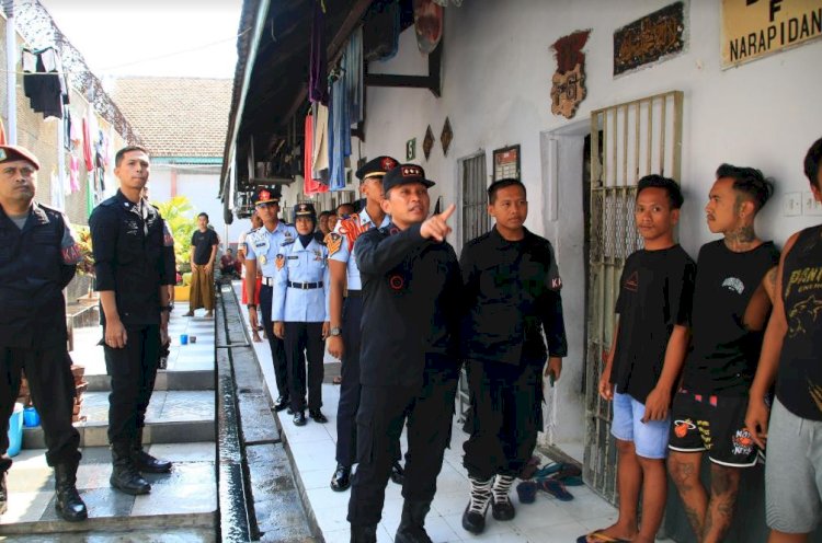 Jelang Idul Adha Kalapas Banyuwangi, Agus Wahono memimpin kontroling blok hunian secara menyeluruh/ist