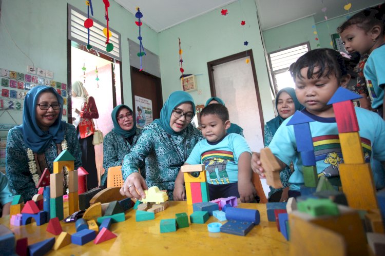Teks foto: Rini Indriyani meninjau temapat bermain anak-anak/ist