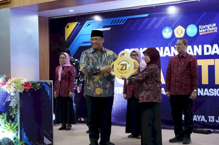 Rektor menyerahkan mock up kunci kepada ketua RB UPNV Jatim sebagai simbol dimulainya Pembangunan ZI di UPNVJT/ist