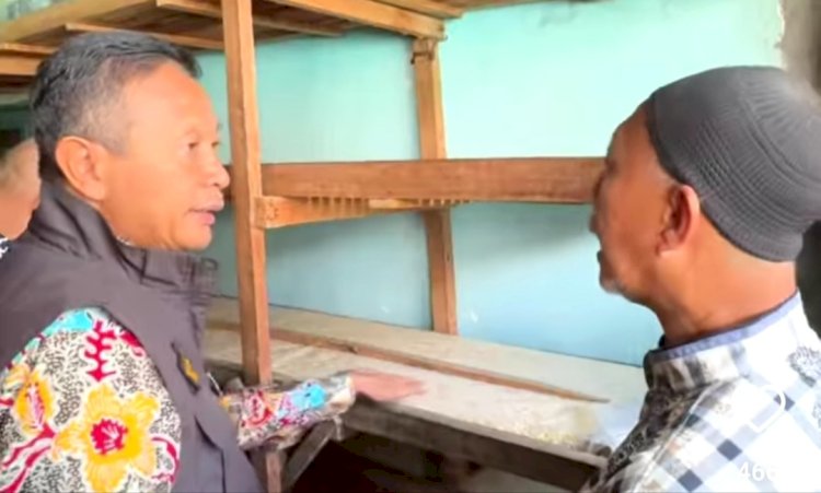 Pj Wali Kota Malang Wahyu Hidayat (kiri) saat meninjau UMKM Keripik Tempe/Ist