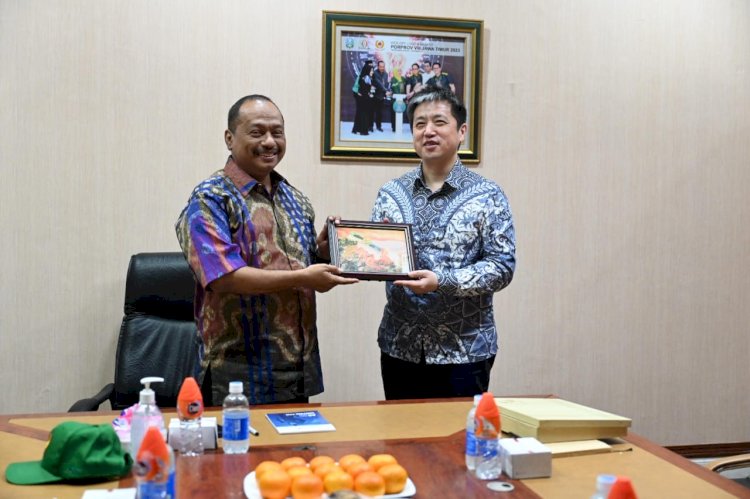 Ketua Umum KONI Jatim, M Nabil, menerima Konjen China, Xu Yong, di Kantor KONI Jatim, Jumat (14/6)/Ist