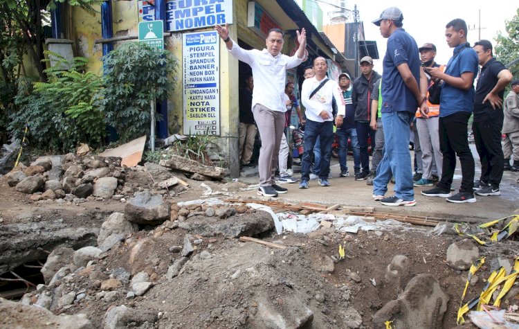 Wali Kota Surabaya Eri Cahyadu meninjau proyek saluran di Jalan Karah/RMOLJatim