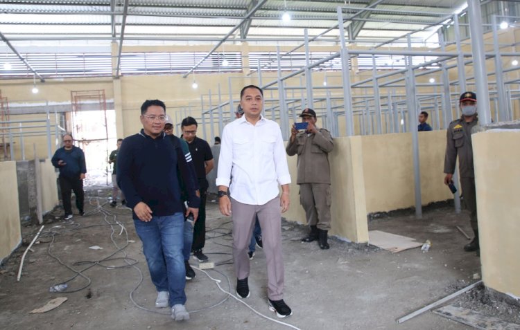 Wali Kota Surabaya Eri Cahyadi meninjau pembangunan Pasar Karah/RMOLJatim