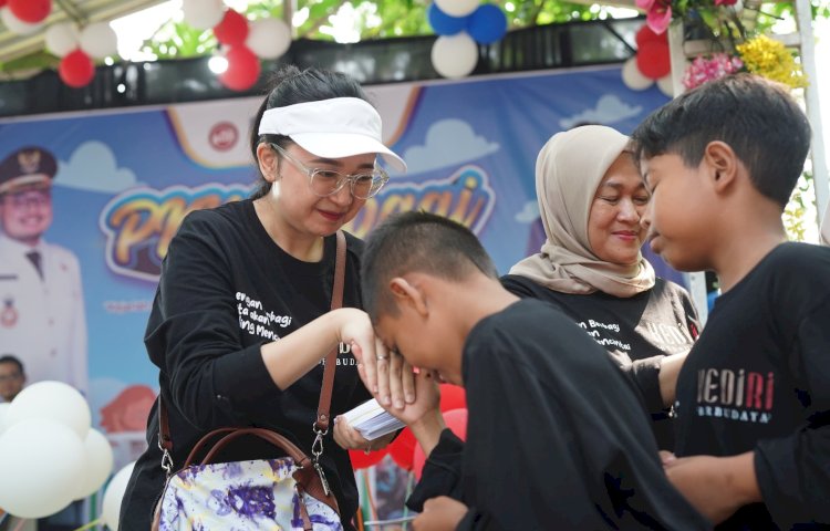 Ketua TP PKK Kabupaten Kediri Eriani Annisa Hanindhito ajak anak yatim keliling tempat wisata/RMOLJatim