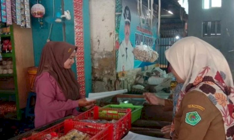 Disperindag Pamekasan saat memantau harga kebutuhan bahan pokok di pasar/antara