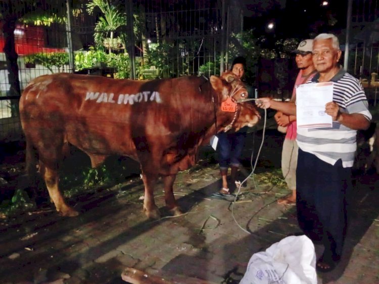 Teks foto: Wali Kota Eri Cahyadi sumbang sapi kurban di DPD Golkar Surabaya/Ist
