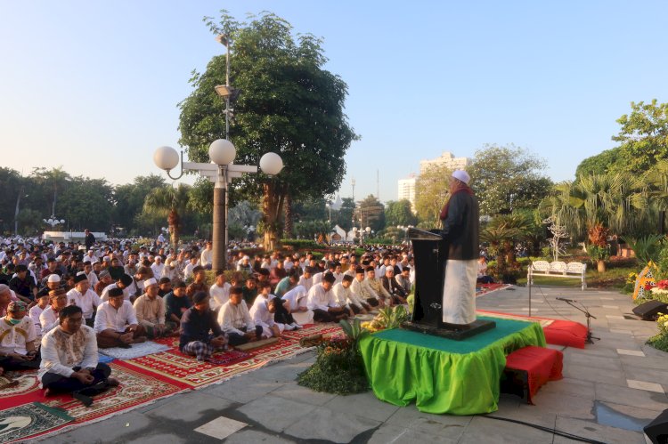 Teks foto: Salat Iduladha 1445 H di Taman Surya/ist