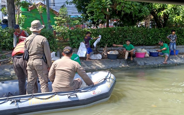 Petugas menemukan qarga membuang limbah rumen hewan kurban di sungai/RMOLJatim