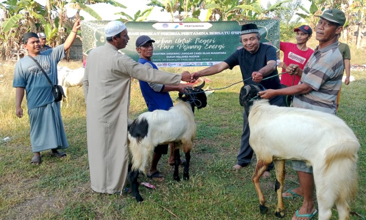 Perwakilan FSPPB (kiri) saat menyerahkan bantuan hewan kurban ke pimpinan Ponpes Angkring langgar Candi Islam Nusantara/RMOLJatim