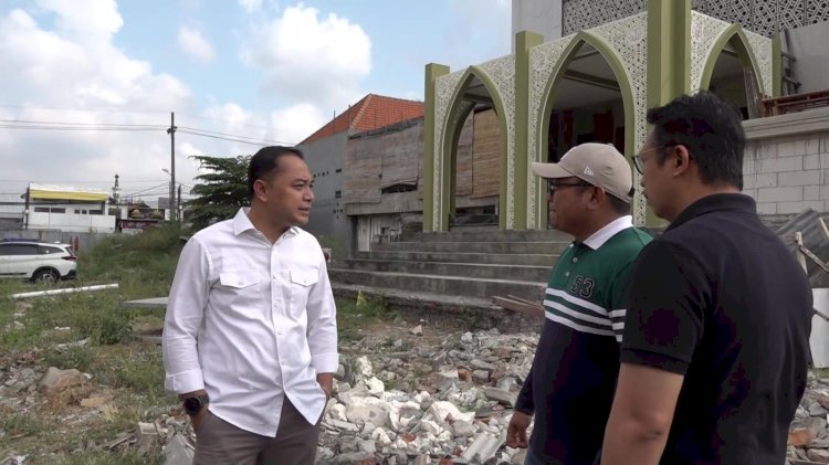 Teks foto: Wali Kota Eri saat melihat tangga masjid tak sesusai IPT/RMOLJatim