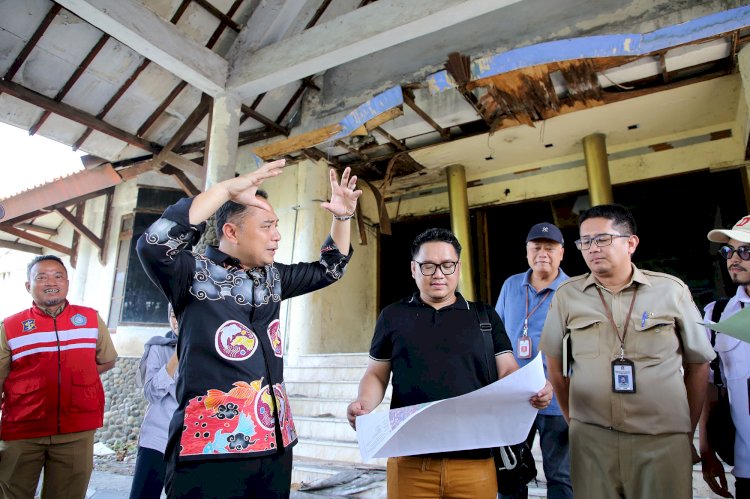 Teks foto: Wali Kota Eri saat meninjau THR/RMOLJatim