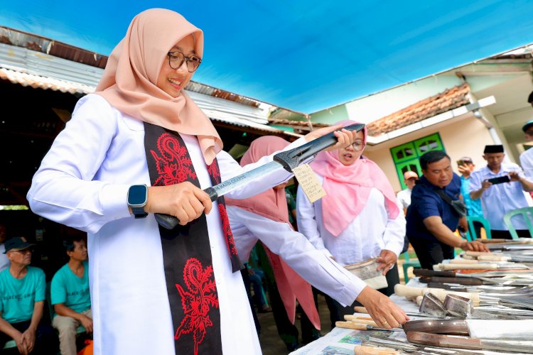Bupati Ipuk Fiestiandani melihat karya pandai besi yang tetap menjaga kualitas bersaing dengan produk pabrikan/Humas Pemkab Bwi 
