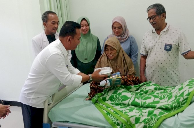 Direktur RSUD Dolopo Madiun dr Purnomo HadiHadi saat membagikan daging kurban kepada pasien/RMOLJatim