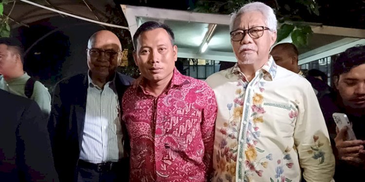 Staf Sekjen DPP PDIP Hasto Kristiyanto, Kusnadi (batik merah) di gedung KPK/RMOL