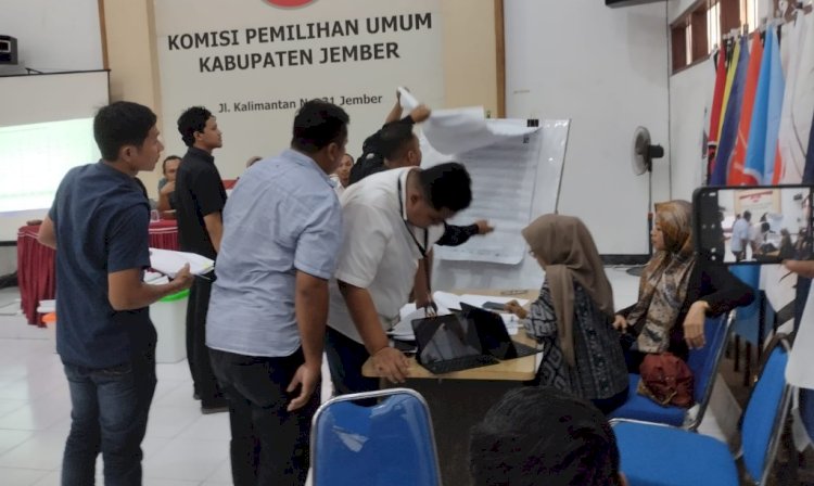 Rekapitulasi ulang hasil suara Partai Demokrat dan Partai Nasdem di Kantor KPU Jember/RMOLJatim