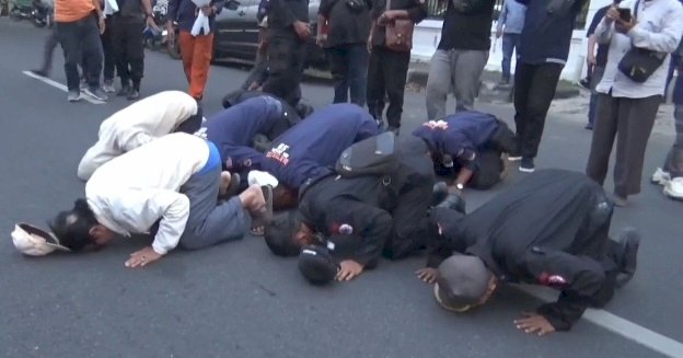 Sejumlah Kader Partai NasDem Jember saat sujud syukur di Jalan Raya Kalimantan depan Kantor KPU Jember/RMOLJatim