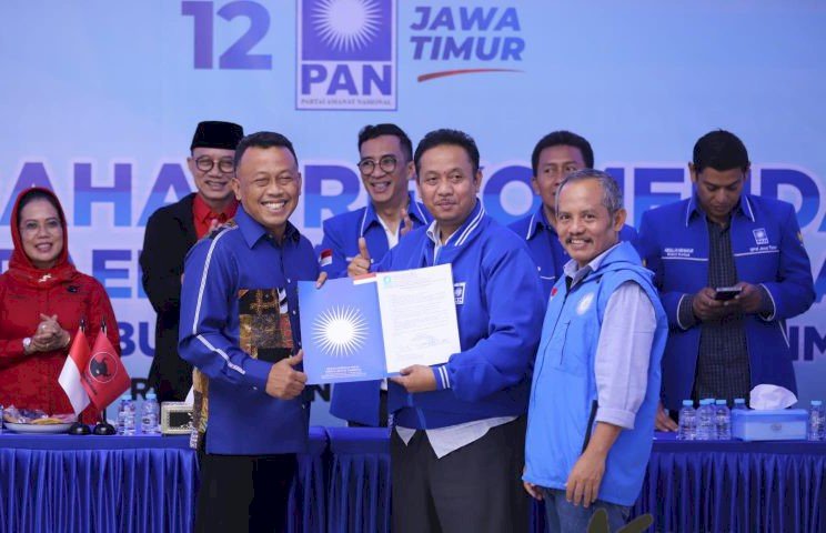 Bakal Calon Bupati (Bacabup) Ponorogo sekaligus petahana, Sugiri Sancoko saat menerima surat tugas dari PAN/Ist